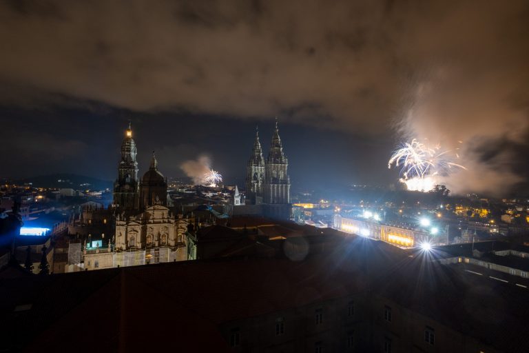 Santiago de Compostela vive su noche grande sin incidentes y con datos «positivos» en hostelería y peregrinación