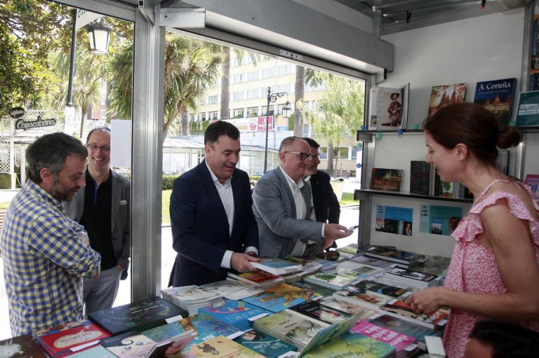 La Feria del Libro de A Coruña cumple 50 años y recupera las presentaciones, firmas y cuentacuentos presenciales