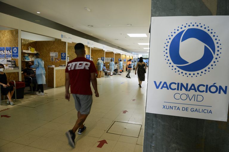 Avanza la vacunación de los jóvenes menores de 29 años en Galicia, tras recibir una dosis otros 28.500