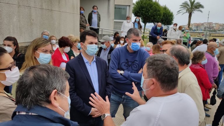 Sanitarios se concentran en Sanxenxo y Pontevedra para denunciar el aumento de la presión asistencial: «es insufrible»