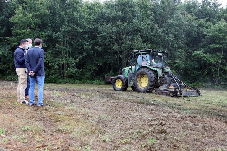 Más de una treintena de tractores alquilados por la Xunta rozarán 5.000 hectáreas en zonas de cortafuegos