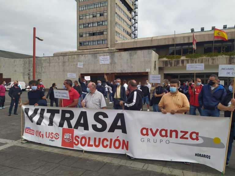 Personal de Vitrasa denuncia frente al Ayuntamiento de Vigo el «inmovilismo» del gobierno local ante su conflicto