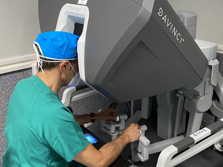 La Xunta contará con un Comité clínico de cirugía robótica para diseñar los protocolos de uso de los robots Da Vinci