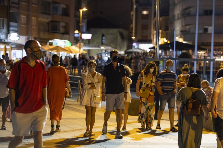 Las siete ciudades gallegas mantienen el ocio nocturno cerrado y certificado covid para hostelería interior