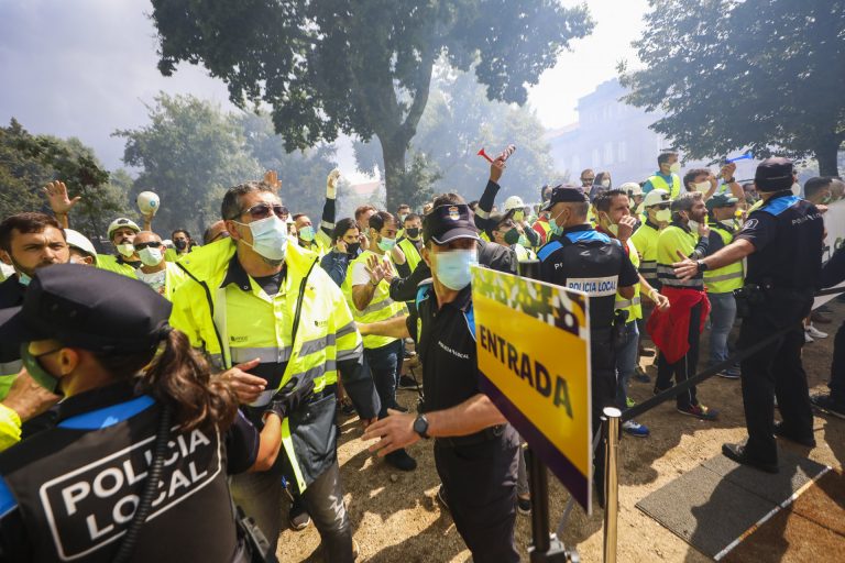 Trabajadores de Ence boicotean el pregón de las fiestas de Pontevedra con gritos, bocinas, petardos y botes de humo