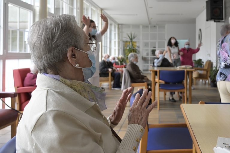 Bajan a 52 los casos en residencias de mayores tras 7 altas en Fene y la muerte de una mujer en Vigo