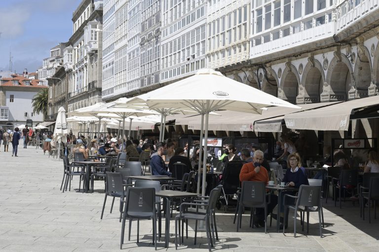 Sanidade desciende a las ciudades de A Coruña y Vigo a nivel medio