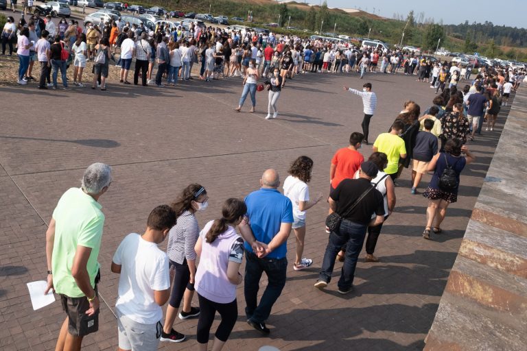 La primera jornada de vacunación a menores de 12 y 13 años se inicia con largas colas en la Cidade da Cultura