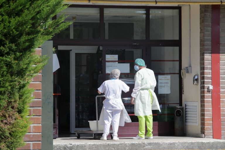 Cvirus.- Los casos en residencias bajan a 111 tras seis negativos en Ribadeo y Monterrei y un fallecimiento en Betanzos