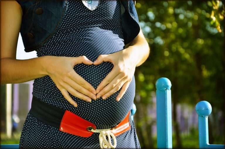 Las mujeres embarazadas con COVID-19 tienen mayor riesgo de presión arterial alta, según un estudio