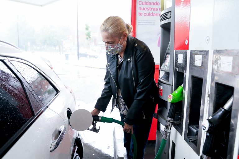 El precio de los carburantes cae por segunda semana, pero sigue siendo hasta un 21% más caro que hace un año