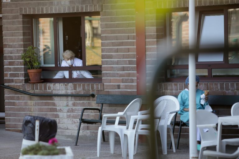 Los contagios en residencias de mayores bajan a 111 tras el negativo de un caso en Matogrande