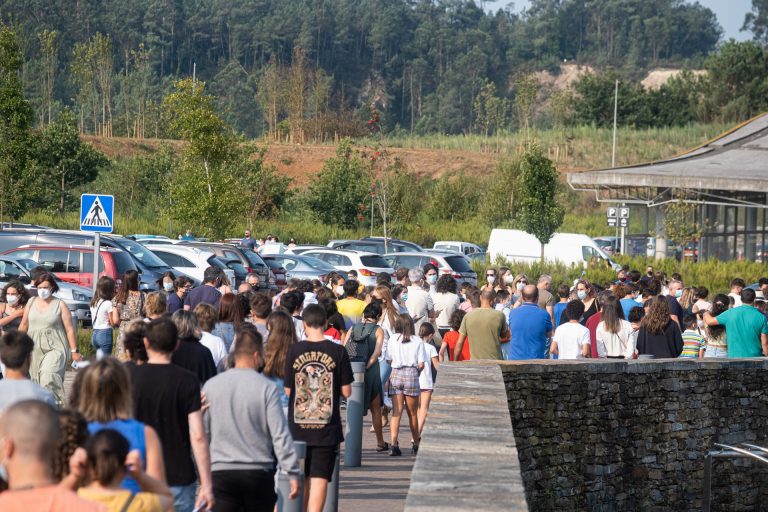 Feijóo ratifica el objetivo de iniciar el curso en Galicia con los menores vacunados