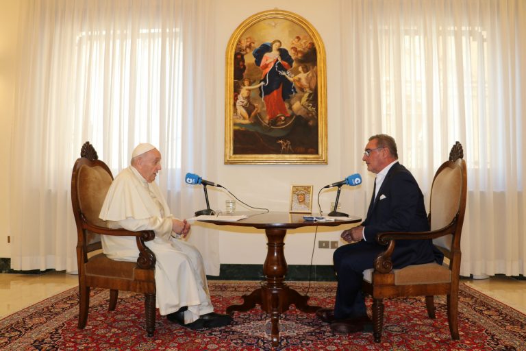El Papa sobre visitar Santiago: «Al presidente de la Xunta le prometí pensar en el asunto»