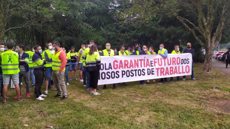 Personal de Ence pide a la Xunta que convenza al Gobierno de «buscar una solución jurídica» para seguir en Lourizán