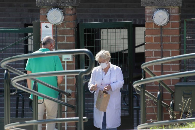 Cvirus.- Tres altas en el centro de Santa Marta de Vigo bajan los casos en residencias de mayores hasta los 61