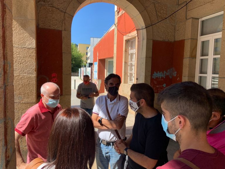 El marinero gallego Pablo Costas agradece el apoyo recibido por los vecinos de Bueu (Pontevedra)