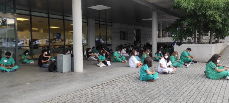 Los estudiantes de Medicina protestan y protagonizan sentadas ante la reducción del 50% de las prácticas clínicas