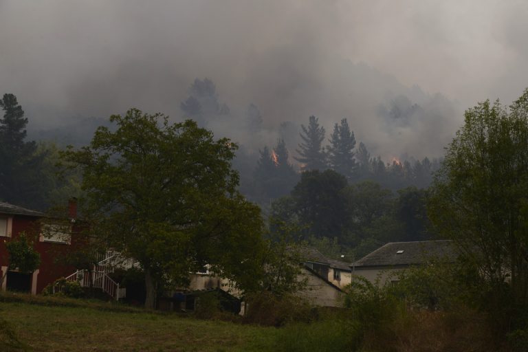 El incendio en Ribas de Sil alcanza ya las 900 hectáreas y mantiene la alerta por proximidad a casas