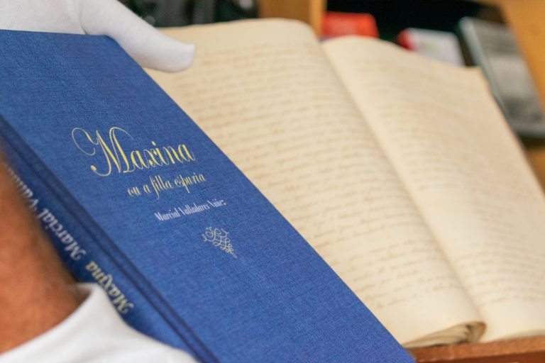 La primera novela en gallego vuelve a las librerías en una edición que reproduce el manuscrito de Marcial Valladares