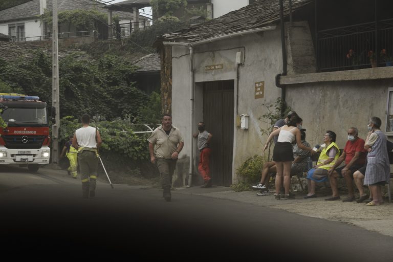 Rural.- La superficie afectada por el incendio forestal en Ribas de Sil (Lugo) alcanza las 1.000 hectáreas
