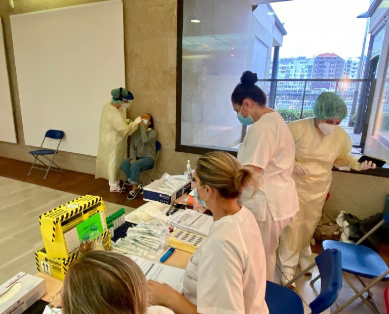Cvirus.- Galicia mantiene el descenso en los contagios diarios y baja hasta los 5.556 casos activos