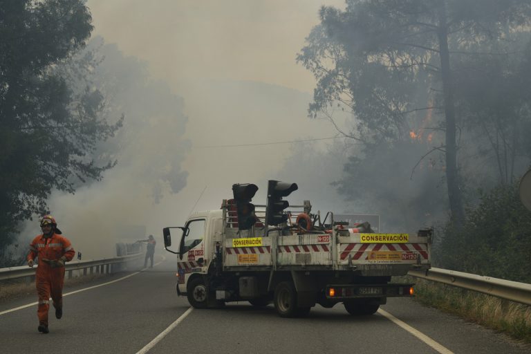 Rural.- Tres heridos leves en el vuelco de una motobomba de la UME durante la extinción del fuego de Ribas de Sil