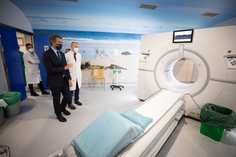 Feijóo destaca la inversión de 8,7 millones en equipamiento en el CHUS en los dos últimos años