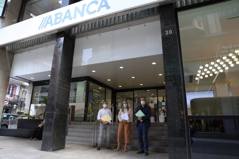Entregadas 5.500 firmas para reclamar a Abanca que «no cierre» oficinas  en Zas, A Baña y Vimianzo