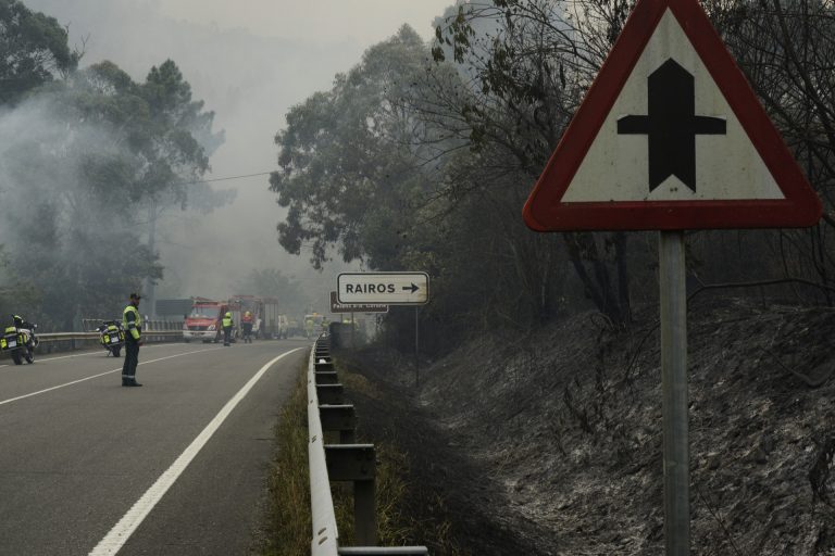 Arco Iris urge actuaciones para evitar la erosión en el incendio de la Ribeira Sacra y que el arrastre no afecte al Sil