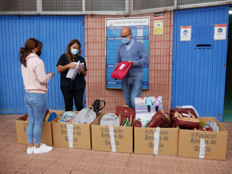 La Fundación Amigos de Galicia arranca la entrega de material escolar, que alcanzará a casi 1.000 familias vulnerables