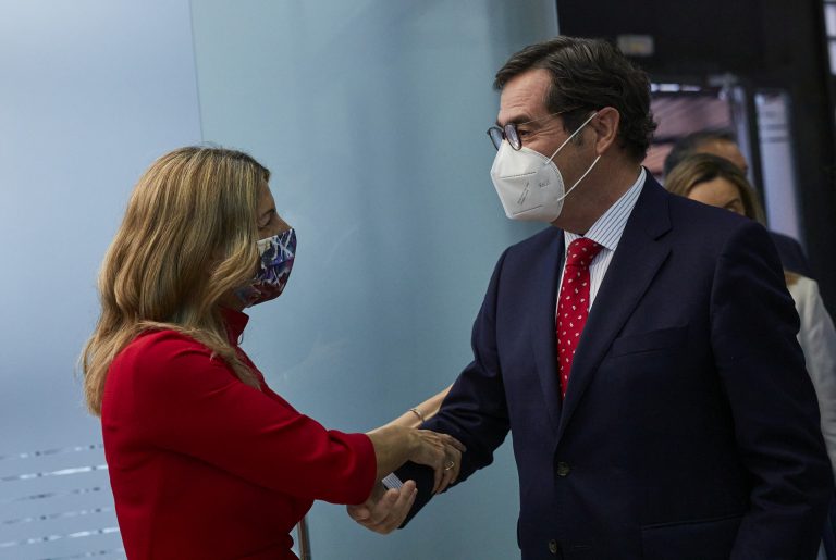 Díaz «prioriza» el acuerdo a la cuantía en que subirá el SMI y reprocha a CEOE que no quiera negociar