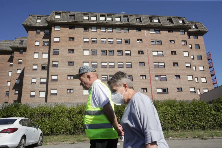 Tres positivos en Ourense y otros tantos negativos en Baralla dejan 50 casos activos en residencias de mayores