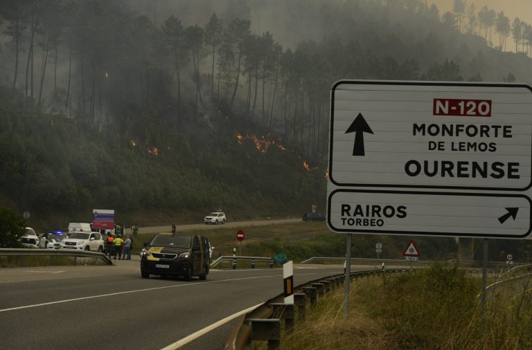 El alcalde de Ribas de Sil ve una «desgracia» el incendio extinguido en Nogueira y constata daños «cuantiosos»