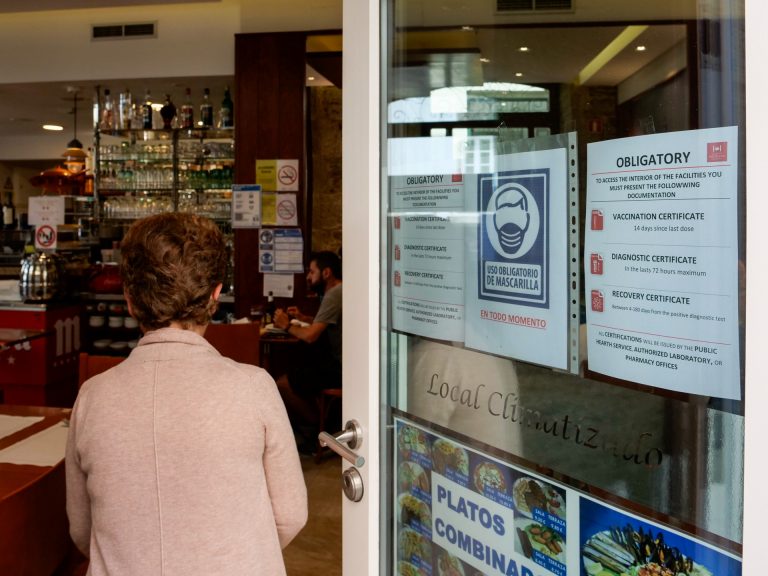 Galicia se mantiene por debajo del centenar de contagios diarios, mientras desciende la presión hospitalaria