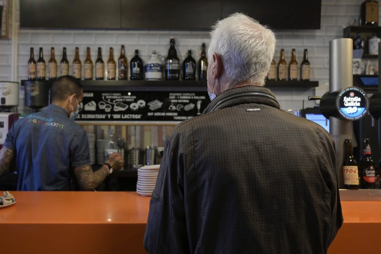 Feijóo pide que el Gobierno «incorpore» ahora el certificado covid para «determinados momentos o actividades»