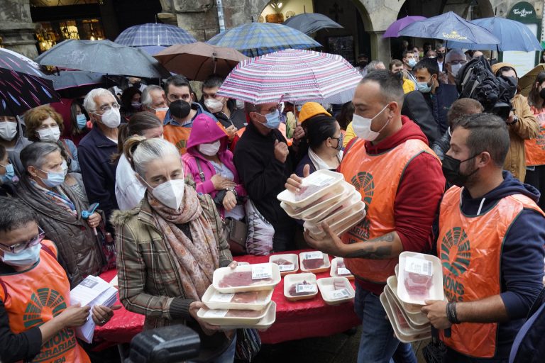Regalan más de 1.000 kilos de carne en Santiago en protesta contra los bajos precios que reciben los ganaderos