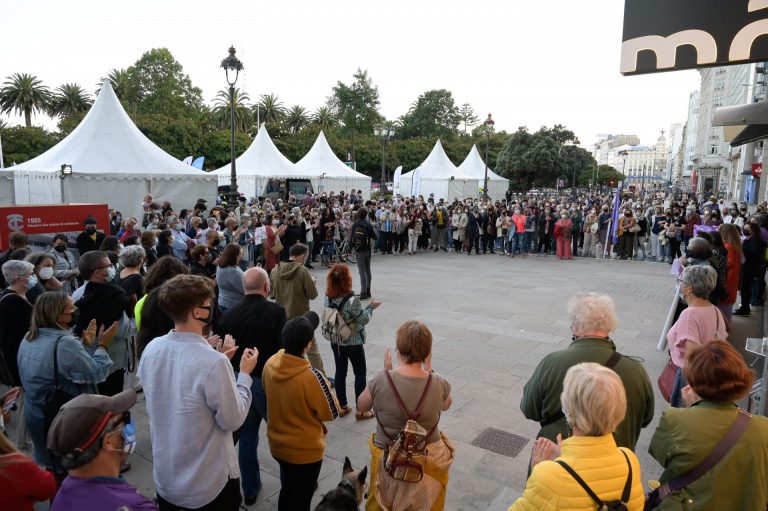 Multitudinaria concentración en A Coruña por el asesinato de Mónica Marcos: «si tocan a una, nos tocan a todas»