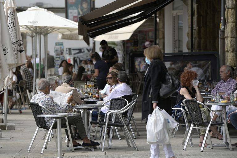 Caen a 2.071 los casos de Covid en Galicia y bajan a 61 los nuevos contagios