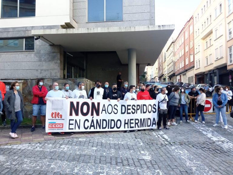Medio centenar de personas se concentra en Ferrol al iniciarse los juicios por los despidos del Grupo Cándido Hermida