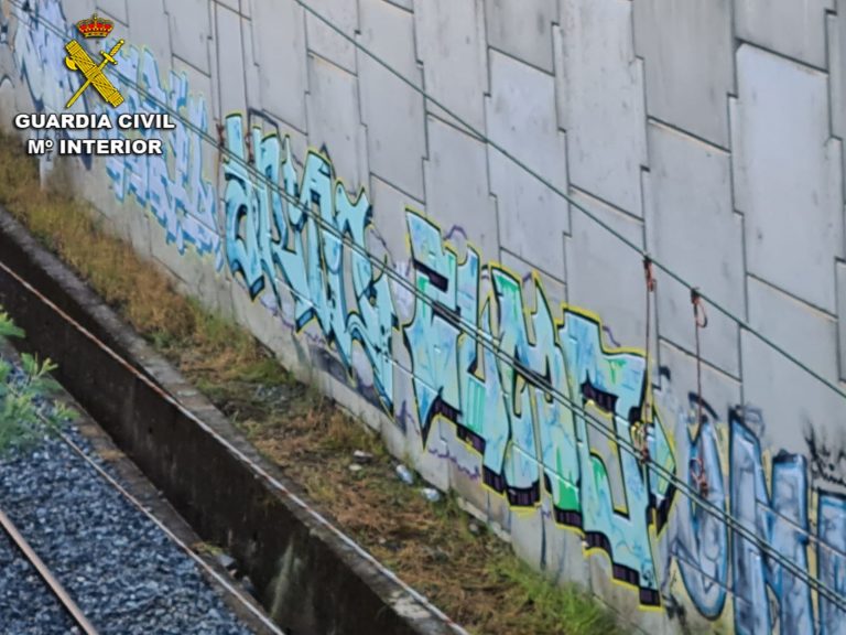 Denunciados dos jóvenes de Vigo sorprendidos cuando hacían una pintada en un muro de las vías férreas en O Porriño