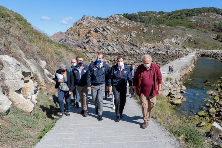 Feijóo prevé que se inoculen terceras dosis en residencias «esta semana» y urge las «suficientes» para la población