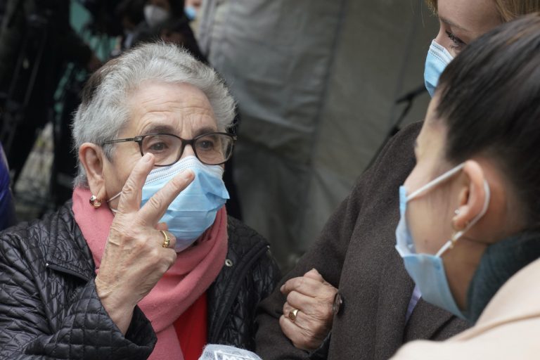 Cvirus.- Nieves Cabo, la primera gallega en vacunarse recibe este martes la dosis ‘extra’ en su residencia de Santiago