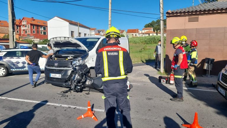 Herido un motorista tras chocar por alcance su motocicleta y una furgoneta de reparto en Ribeira (A Coruña)