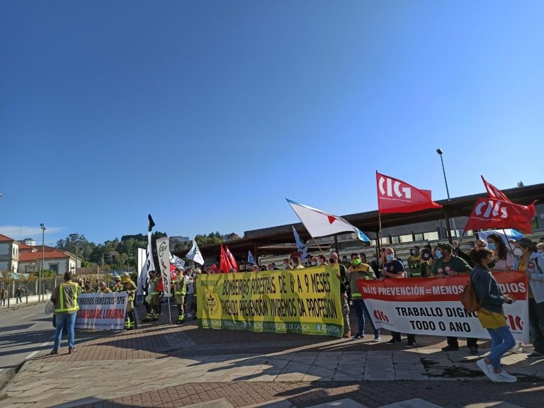 Bomberos forestales protestan ante la Xunta para reclamar «estabilidad laboral»