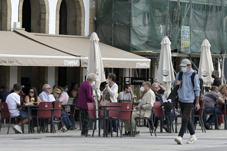 Los casos activos de Covid siguen en descenso hasta los 1.563 en Galicia y los hospitalizados bajan a 57