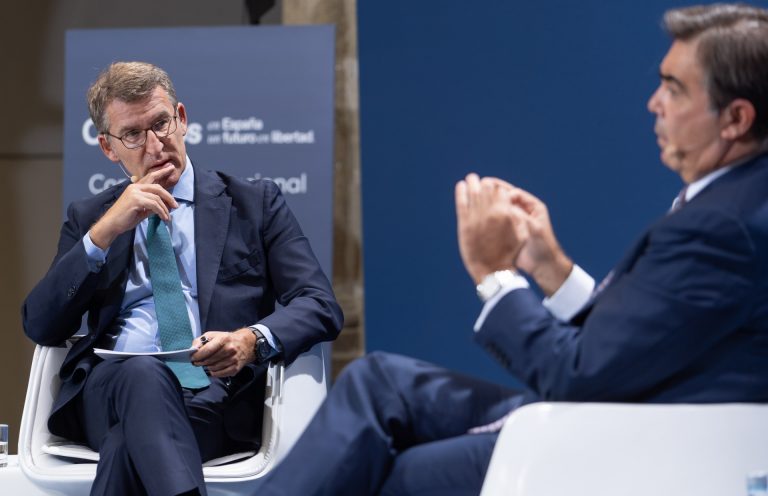 Schinas esgrime que los fondos europeos «no son dinero gratis» y augura que las reformas contracíclicas tocarán a Casado
