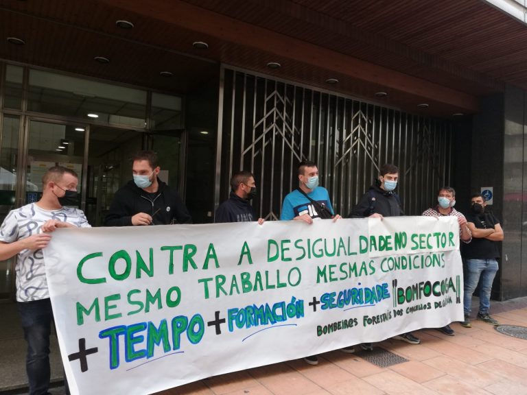 Bomberos forestales municipales protestan contra la «precariedad sistemática» y reclaman mejoras laborales a la Xunta