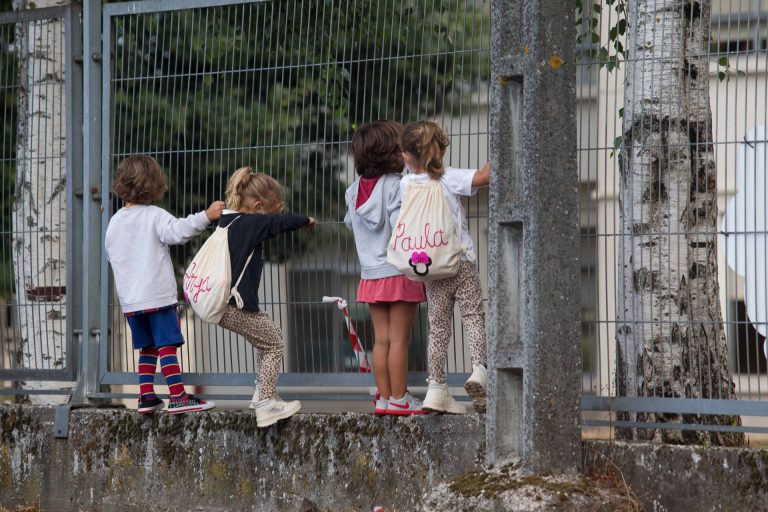 Los casos activos de Covid en centros educativos de Galicia bajan a 270, pero aumentan a 23 las aulas cerradas