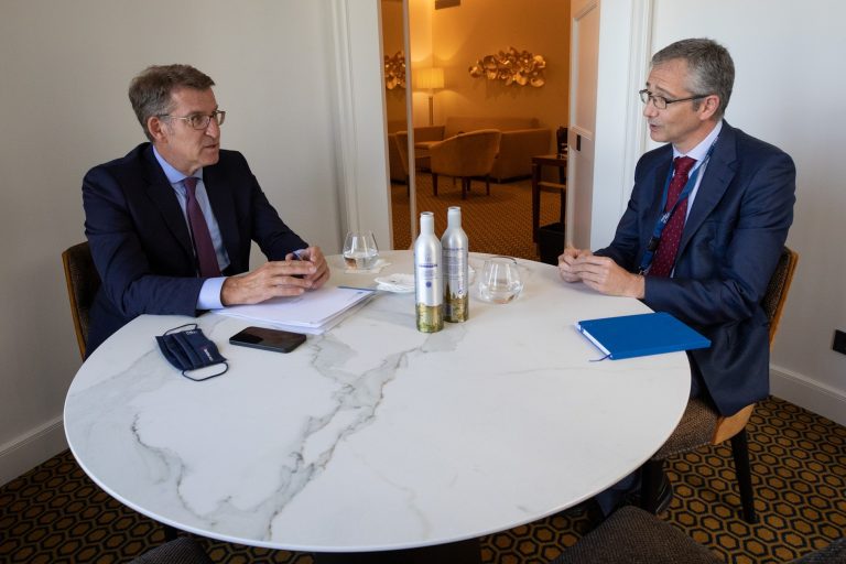 Feijóo analiza con el gobernador del Banco de España la recuperación económica y aborda el cierre de oficinas bancarias